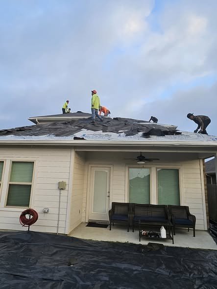 A Level Headed Construction crew installing a new roof on a home in the Huffman / Lake Houston area